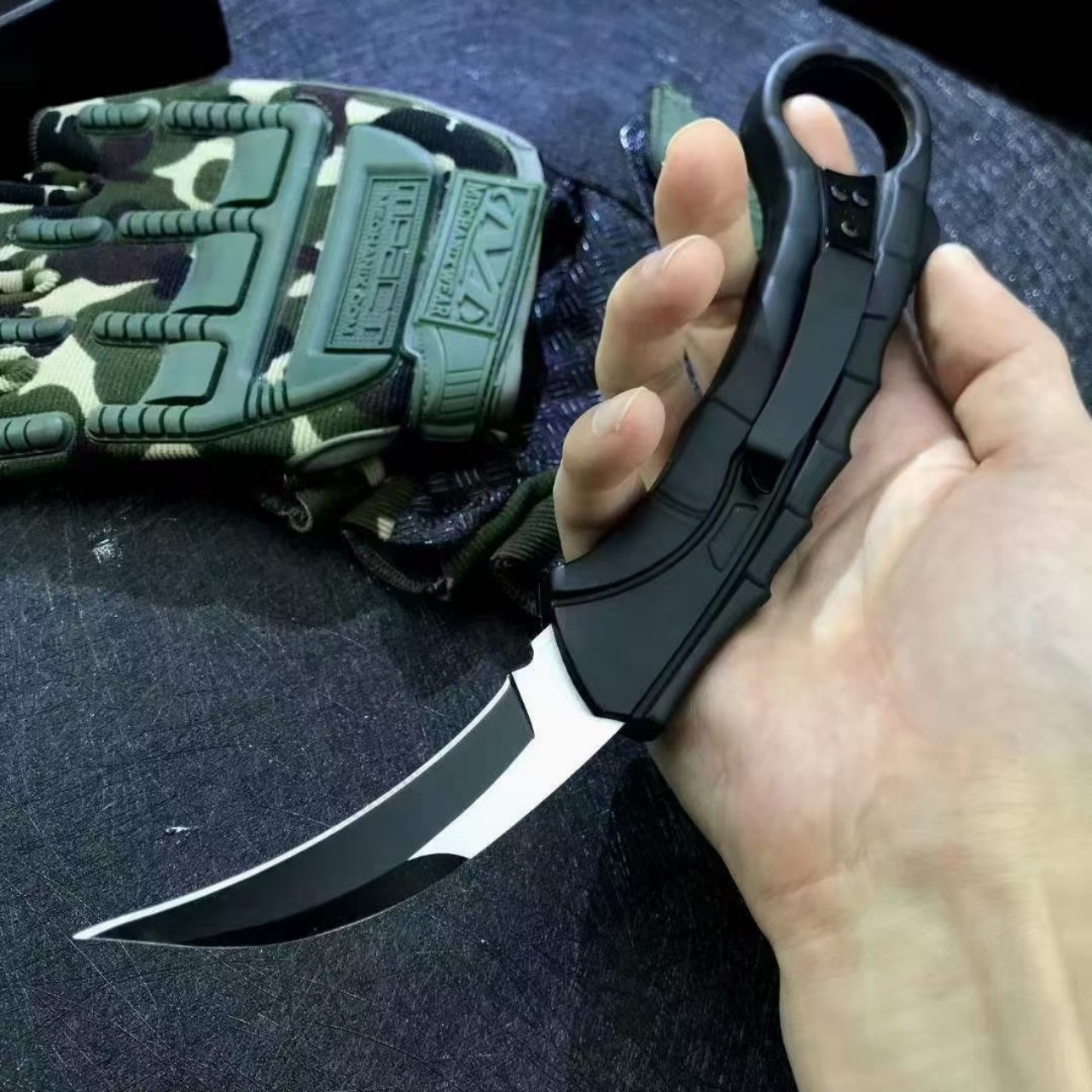 dao bấm karambit tự động Microtech