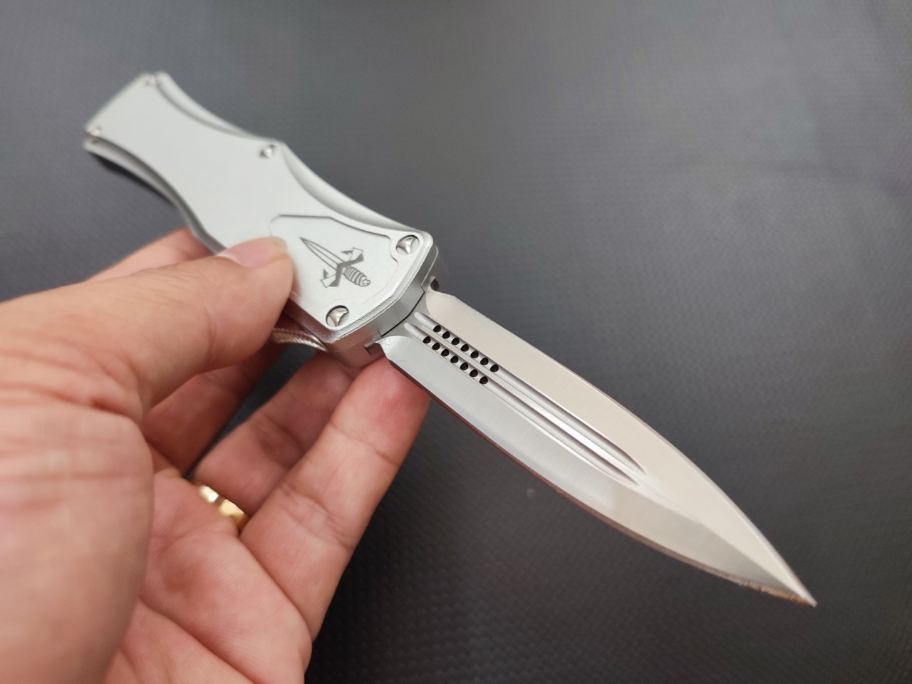 dao bấm Microtech USA white